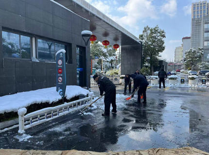 雪落知寒意，行动暖人心