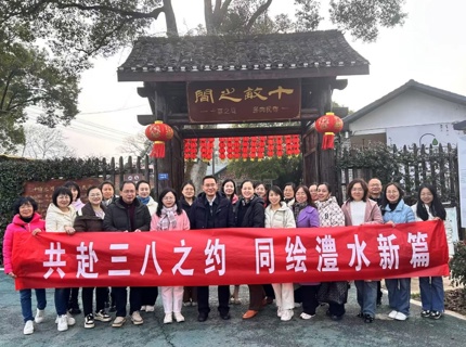 jcjc5500公海贵宾会公司组织女职工发展三八节多肉DIY特色活动