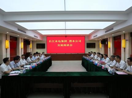 徐磊与长江水电集团董事长唐文坚互换座谈